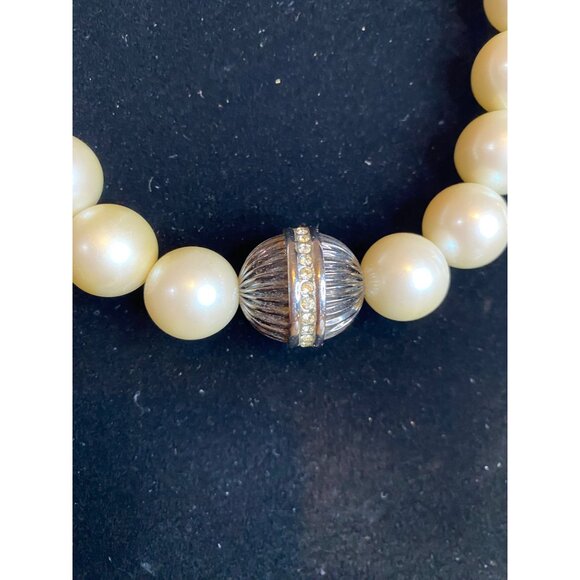 Givenchy 16" Vintage Imitation Pearl Necklace With Rhinestone Clasp - Picture 3 of 9